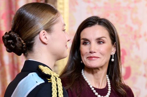 Μόνο η βασίλισσα Λετίσια θα μπορούσε να φορέσει το κασμιρένιο πουλόβερ με τόσο στιλάτο τρόπο