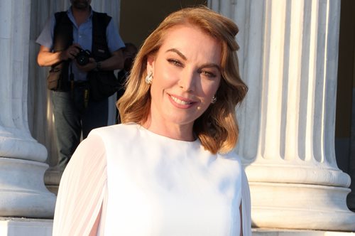 Τατιάνα Στεφανίδου: Φόρεσε την πιο στιλάτη ZARA φούστα για τα ανοιξιάτικα office looks