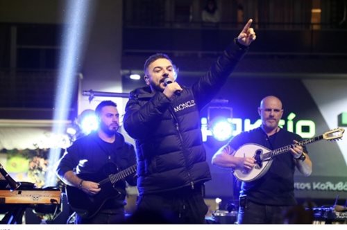 Και βλέπω κάτι όνειρα: κλείνουν σήμερα τα σχολεία στην Ξάνθη για να πάνε τα παιδιά σε συναυλία του... Τριαντάφυλλου