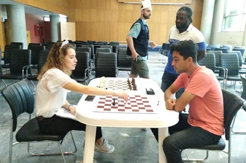 Θεσσαλονίκη: Σκακίστρια- πρόσφυγας πολέμου από την Ουκρανία διδάσκει σκάκι σε προσφυγόπουλα από άλλες χώρες