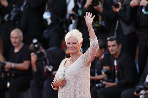 Πώς η Τζούντι Ντεντς ξαναβρήκε τον έρωτα στα 70 της χρόνια