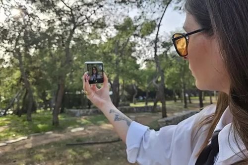 Ανακαλύπτοντας τις νέες τάσεις στο street style με το Samsung Galaxy Z Flip5