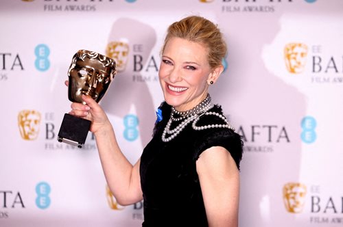 Η Κέιτ Μπλάνσετ σε σπάνια εμφάνιση με τον 16χρονο γιο της Ιγνάτιο στην επίδειξη του Armani στο Παρίσι