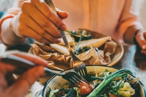 Πώς θα μαγειρεύεις υγιεινά και οικονομικά για δύο άτομα