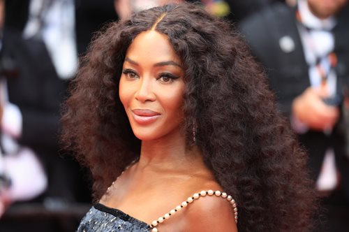 Η Ναόμι Κάμπελ ζει τον έρωτά της - Τα τρυφερά φιλιά με τον σύντροφό της στη Μύκονο