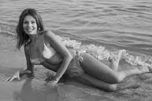 H Ρίκα Διαλυνά ποζάρει σε διάσημο γλύπτη