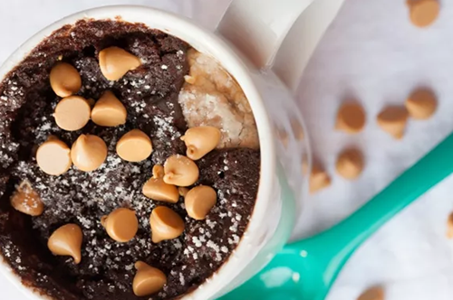 Τέσσερις συνταγές για το πιο γρήγορο και εύκολο κέικ μέσα σε κούπα
