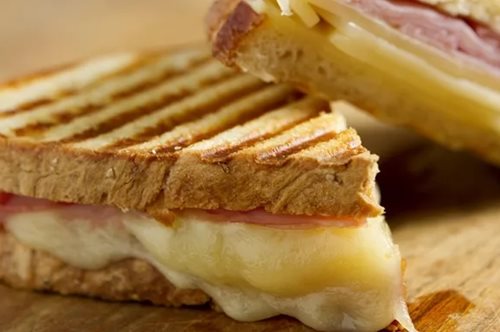 Ψημένο ή κρύο τοστ; Έχουν θερμιδική διαφορά και τι να προτιμήσεις;