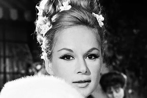 Αλίκη Βουγιουκλάκη: Ποζάρει γυμνή στο σπίτι της στον Θεολόγο - Η σπάνια φωτογραφία και η ιστορία πίσω από αυτήν