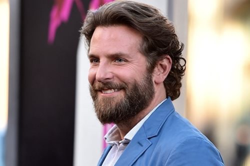 Μπράντλεϊ Κούπερ: Σερβίρει σάντουϊτς σε καντίνα στη Νέα Υόρκη