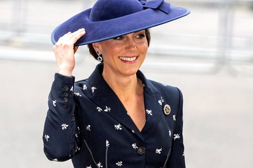 Κέιτ Μίντλετον: Φόρεσε το αγαπημένο πανωφόρι των Γαλλίδων fashionistas στο πιο διακριτικό festive χρώμα
