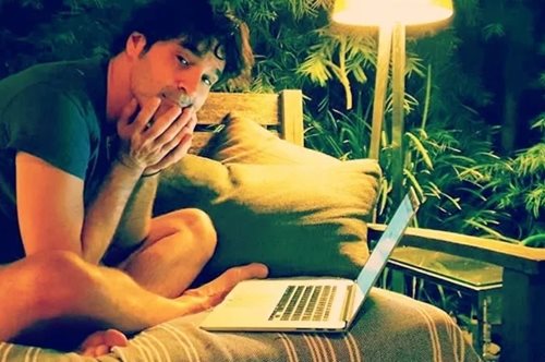 Ο Χριστόφορος Παπακαλιάτης στο σπίτι του: Η τεράστια βιβλιοθήκη και το εντυπωσιακό ρόλοι πάνω από το τζάκι