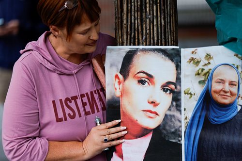 Η Ιρλανδία αποχαιρετά το αγαπημένο της παιδί, τη Sinead O' Connor