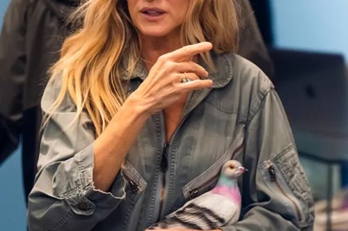 To τσαντάκι – περιστέρι της Κάρι Μπράντσο δεν είναι απλώς σύμβολο ειρήνης