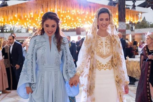 Ράτζουα Αλ Χουσεϊν: Chic λίγο πριν φέρει στον κόσμο το πρώτο εγγόνι της βασίλισσας Ράνιας
