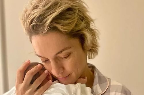 Η Γιούλικα Σκαφιδά με τον Άγγελό της αγκαλιά είναι ό,τι πιο τρυφερό θα δεις