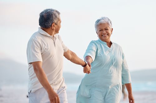 Γιαγιά μετακομίζει στην άλλη άκρη του κόσμου για να παντρευτεί μετά από δεκαετίες το αγόρι της από το σχολείο