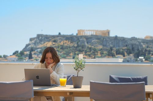 Open Air Athens: το νέο βίντεο της Aegean που εξυμνεί τη ζωή στην Αθήνα