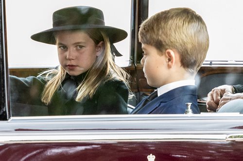 Η εκπληκτική ομοιότητα της πριγκίπισσας Σαρλότ με την προ-προγιαγιά της Ελισάβετ