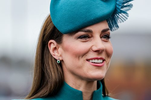 Όταν η Κέιτ Μίντλετον μαγείρεψε σε Ινδικό εστιατόριο με πλισέ Karen Millen φόρεμα