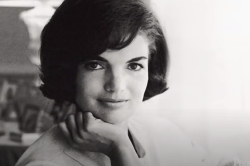 Ενας άγνωστος έρωτας αποκαλύπτεται στο νέο βιβλίο για την Τζάκι Κένεντι Ωνάση