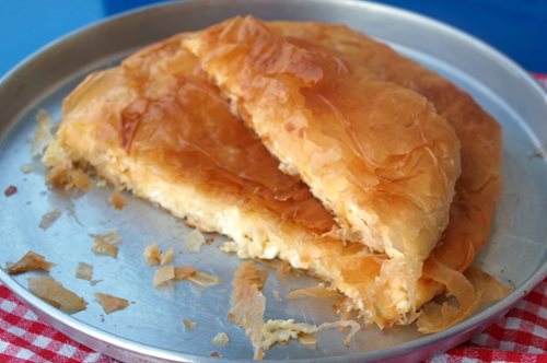 Λιώνει στο στόμα. Πεντανόστιμη, εύκολη τυρόπιτα με τραγανό φύλλο, σαν μπουγάτσα