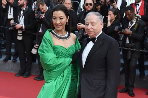 Mισέλ Γιο: Μας δείχνει λεπτομέρειες από το Schiaparelli νυφικό της