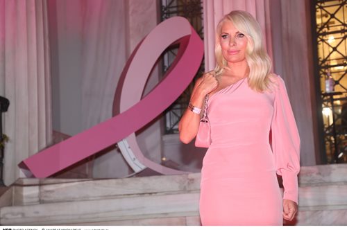 Ελένη Μενεγάκη: Η εκθαμβωτική εμφάνισή της με total pink σύνολο, ως πρέσβειρα της καμπάνιας κατά του καρκίνου του μαστού