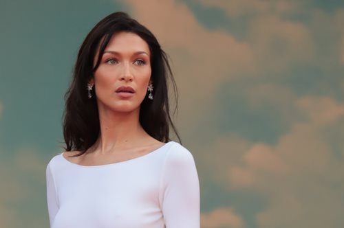 Μπέλα Χαντίντ: Χορεύει συρτάκι με φόντο την Σύμη και γίνεται viral