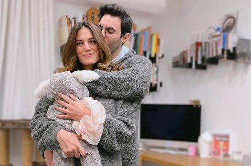 Η Μαίρη Συνατσάκη κρατά τη νεογέννητη κόρη της αγκαλιά στην πιο cute φωτογραφία του 2023