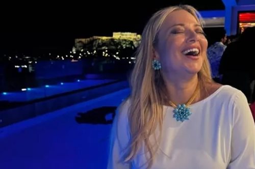 Nάνσυ Ζαμπέτογλου: Με εμπριμέ φόρεμα σε βραδινή εμφάνιση στη Γλυφάδα