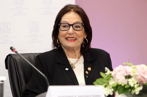 Συγκινεί η Νάνα Μούσχουρη για τον θάνατο του Αλέν Ντελόν