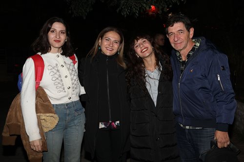 Οι δίδυμες Σκιαδαρέσες στην πρεμιέρα της μαμάς Μπέσυ Μάλφα αγκλαλιά με τον μπαμπά Γεράσιμο