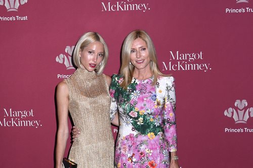 H Mαρί Σαντάλ και η Ολυμπία chic στο γήπεδο - Mαμά και κόρη με blue jeans