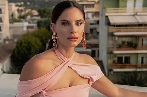 5 Ελληνίδες celebrities προτείνουν το hair accessory που κάνει τα μαλλιά να δείχνουν σαν κομμωτηρίου