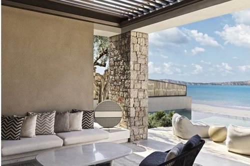 Το W Costa Navarino υποδέχεται τους πρώτους επισκέπτες