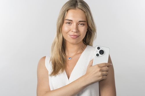 Το απαραίτητο αξεσουάρ μιας Fashion editor δεν είναι άλλο από το Pura 70 Pro - και υπάρχουν 4 βασικοί λόγοι