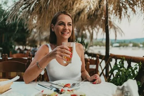 Καλοκαιρινές συνήθειες που επιβαρύνουν σοβαρά το συκώτι σου - Πώς να το προστατέψεις φυσικά