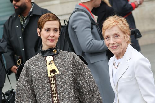 Η 48χρονη Σάρα Πόλσον και η 80χρονη Χόλαντ Τέιλορ πιο ερωτευμένες από ποτέ στην Εβδομάδα Μόδας στο Παρίσι