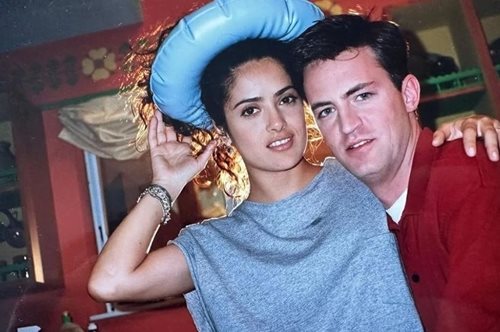 Η Σάλμα Χάγιεκ αποχαιρετά τον Μάθιου Πέρι: 