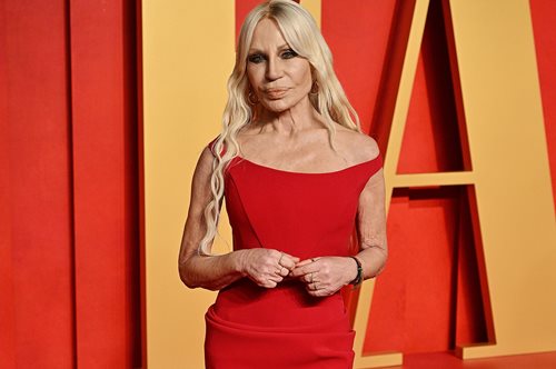 Ντονατέλα Βερσάτσε: Η 69χρονη σχεδιάστρια βραβεύεται από τον Πρόεδρο της Ιταλίας, φορώντας τι άλλο; Versace!