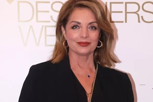 Άντζελα Γκερέκου: Ποζάρει άβαφη φορώντας τις πιτζάμες της, δίπλα στο υπέροχο Χριστουγεννιάτικο δέντρο της