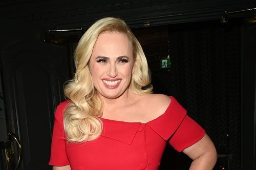 Λάτρης της Ελλάδας η Ρέμπελ Γουίλσον: Ποζάρει με θέα την Ακρόπολη και...σπάει πιάτα