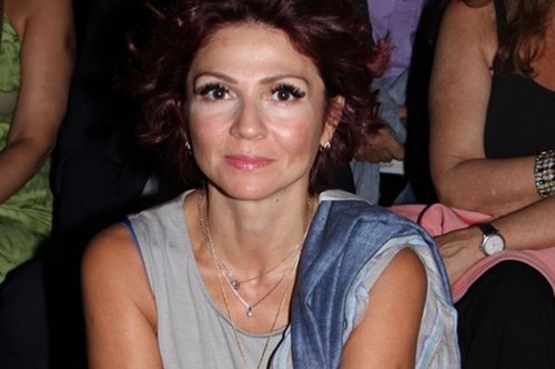 Ταμίλα Κουλίεβα: Με κομψό black dress που αγκαλιάζει τις καμπύλες