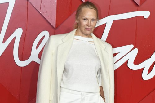 Πάμελα Άντερσον: Ακόμη μια εντυπωσιακή εμφάνιση χωρίς μακιγιάζ στο κόκκινο χαλί των Fashion Awards 2023