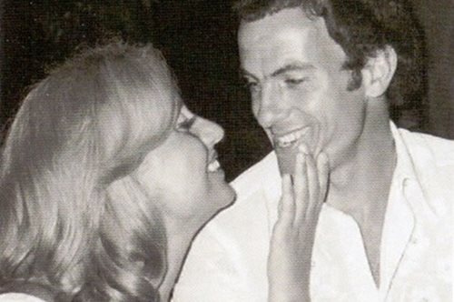 Ο θρυλικός γάμος του Μίμη Δομάζου και της Βίκυς Μοσχολιού - Οι 7.000 μπομπονιέρες και η βέρα που χάθηκε