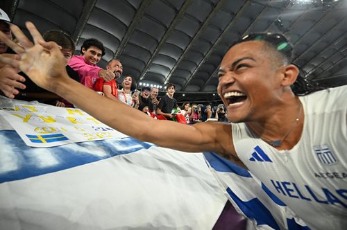 Viral: Να έχεις φίλους σαν τον Εμμανουήλ Καραλή- η επική αντίδραση του στο άλμα του Τεντόγλου