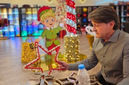 Ο βασιλιάς των χριστουγεννιάτικων στολιδιών που τα φτιάχνει από πλαστικά του βυθού