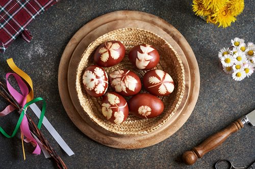 Βάψε τα αυγά σου… φυσικά! Η viral τεχνική που θα λατρέψεις φέτος το Πάσχα