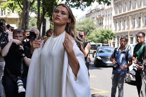 Παντρεύεσαι με πολιτικό γάμο; Σου βρήκαμε το τέλειο λευκό φόρεμα στη Zara